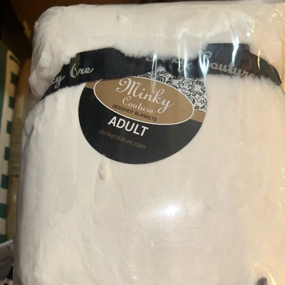 Minky Couture White Blanket. NWT. Fits single/ double bed. - Picture 10 of 11